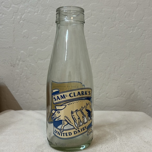 Sam Clark’s Milk Bottle United Dairy Bottle. Momma Pig and piglets! - Picture 4 of 5